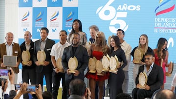 AME4688. BOGOTÁ (COLOMBIA), 01/12/2025.- El pesista Yeison López (c) posa junto a deportistas en la ceremonia del deportista del año otorgado por el diario El Espectador y Movistar este lunes, en Bogotá (Colombia). López fue elegido como deportista del año 2025 en Colombia, gracias a la buena temporada que tuvo, en la que se coronó campeón de la categoría de 88 kilogramos del Campeonato Mundial de Halterofilia de la ciudad noruega de Forde. EFE/ Mauricio Dueñas Castañeda