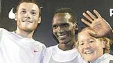 <b>EN EL PODIO. </b>Mottram, el vencedor, Tergat, segundo, y Benita Johnson, vencedora en mujeres, posan tras la carrera.