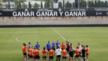 GANAR, GANAR Y GANAR. La plantilla del Valencia, ayer, con la frase de Luis Aragonés, al fondo.