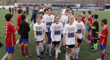 El alev¨ªn del Zaragoza CFF, formado por chicas de 10 y 11 a?os, hizo historia al convertirse en el primer
equipo femenino que gana una liga mixta en la Comunidad de Arag¨®n. A falta de tres jornadas para la conclusi¨®n
del campeonato, los n¨²meros lo dec¨ªan todo: catorce victorias, un empate, 84 goles a favor y s¨®lo nueve en contra.