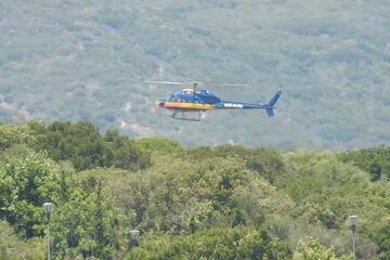 El representante Jorge Mendes y el presidente de la Juventus han llegado a la villa privada en la que se hospeda Cristiano por separado en helicóptero. Han estado reunidos desde las 14:00 hasta las 18:30 horas con el portugués. Una reunión tensa en la que se ha apreciado mucho movimiento en la gente de seguridad de Cristiano. Cuando la reunión ha acabado han salido Jorge Mendes y el presidente de la Juventus en una furgoneta oscura que han puesto delante de la puerta. Después se han ido en dos helicópteros.

 
