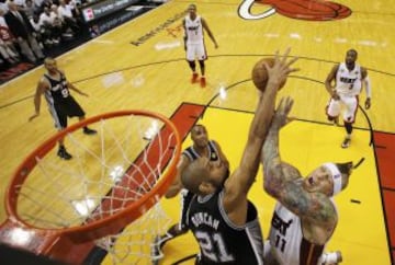 Tapón de Tim Duncan a Chris Andersen.