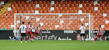 Gol en propia puerta de Lato que supuso el 0-1 del Atlético de Madrid. 