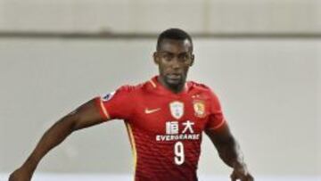 Jackson Martínez controla el balón durante el partido entre el Guangzhou Evergrande y el Pohang Steelers en la Champions League de Asia.