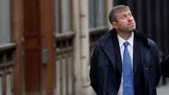 FILE PHOTO: Chelsea Football Club owner Roman Abramovich walks past the High Court in London November 16, 2011. REUTERS/Suzanne Plunkett//File Photo
