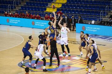 Salato inicial entre Pau Gasol y leon Radosevic.