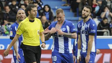 Los jugadores del Alav&eacute;s protestan al &aacute;rbitro. 
 