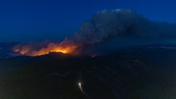 Fuego del incendio forestal originado en Villanueva de Viver visto desde el pico de Santa B¨¢rbara, a 24 de marzo de 2023, en Fuente de la Reina, Castell¨®n de la Plana, Comunidad Valenciana (Espa?a). El avance del Gran Incendio Forestal (GIF) declarado en Villanueva de Viver (Castell¨®n), que afecta ya a 2.000 hect¨¢reas entre Castell¨®n y Teruel, ha obligado a desalojar una decena de n¨²cleos poblacionales. Un equipo conformado por 22 medios a¨¦reos y 28 terrestres se incorporar¨¢n paulatinamente a la extinci¨®n del incendio forestal. Hasta el momento, ocho poblaciones permanecen desalojadas y hay tres carreteras cortadas. Adem¨¢s, la Agencia Estatal de Meteorolog¨ªa (Aemet) prev¨¦ condiciones desfavorables para sofocar el fuego.
24 MARZO 2023
Lorena Sop¨ºna / Europa Press
24/03/2023