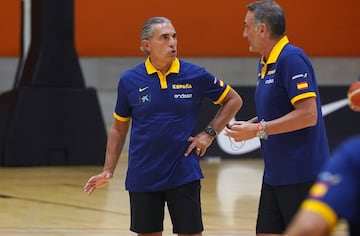 Sergio Scariolo habla con Luis Guil en el entrenamiento de la Selección.