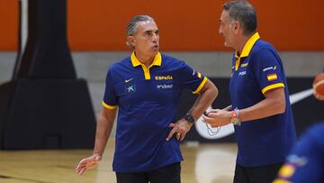 Sergio Scariolo habla con Luis Guil en el entrenamiento de la Selección.