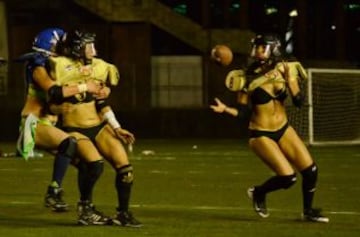 En marzo se retomó la actividad del fútbol americano en bikini en México. La novedosa actividad deportiva se juega en canchas de 50 yardas de largo por 30 yardas de ancho, con ocho jugadoras defensivas, ocho ofensivas y cuatro en reserva. Los partidos se dividen en cuatro cuartos de 15 minutos y un descanso de media hora. A diferencia del fútbol americano masculino, no hay patada de salida ni goles de campo.