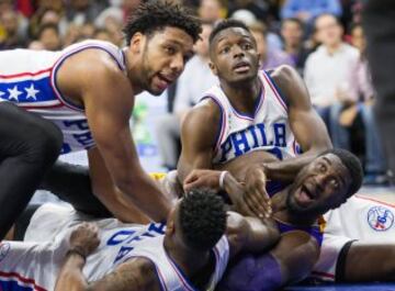 Roy Hibbert de los Lakers lucha con Jahlil Okafor, Jerami Grant y Isaiah Canaan de los Philadelphia 76ers.