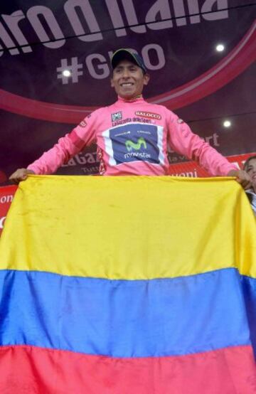 Nairo Quintana celebra la victoria del Giro de 2014. Se convirtió en el primer ciclista colombiano en coronarse en Italia. 