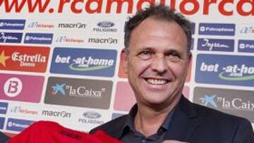 <b>OBJETIVO. </b>Serra Ferrer, junto a Caparrós, al que quiere retener.