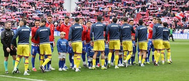 Los jugadores del Atlético de Madrid y del Getafe se saludan antes del inicio del encuentro. 






