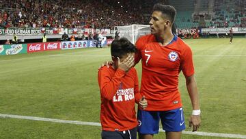 Futbol, Chile vs Hondura 
 El jugador de la seleccion Chile Alexis Sanchez celebra su gol  contra Hondura durante el partido amistoso realizado en el  estadio German Becker de Temuco, Chile. 
 20/11/2018 
 Dragomir YankovicPhotosport 
 
 Football, Chile vs Hondura 
 Chile&#039;s player  Alexis Sanchez  celebrates his goal against  Hondura during the friendly match held at the German Becker stadium in Temuco, Chile.
 20/11/2018 
 Dragomir YankovicPhotosport 
 