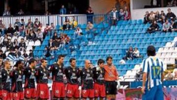 <b>TODOS PARADOS. </b>Los once jugadores del Levante se quedaron abrazos en fila y parados tras el pitido inicial mientras el Depor hacía el saque de centro.