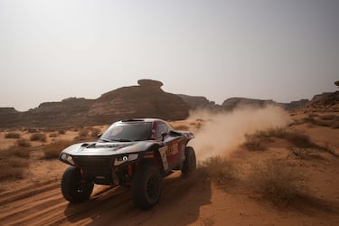 El piloto Mathieu Serradori y su copiloto Francois Cazalet compiten durante la tercera etapa del Rally Dakar.