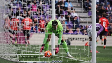 VALLADOLID, 20/04/2025.- El portero del Real Valladolid, André Ferreira, tras encajar un gol de Rubén García, del Osasuna, durante el partido de LaLiga entre el Real Valladolid y el Osasuna este domingo en el estadio José Zorrilla en Valladolid. EFE/ R. García