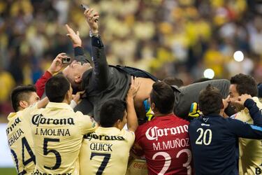 Técnicos disponibles con cartel para el América