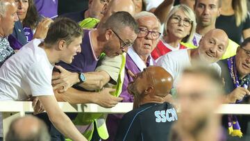 FLORENCE, ITALY - AUGUST 28: Luciano Spalletti manager of SSC Napoli reacts to fan of ACF Fiorentina during the Serie A match between ACF Fiorentina and SSC Napoli at Stadio Artemio Franchi on August 28, 2022 in Florence, Italy. (Photo by Gabriele Maltinti/Getty Images)