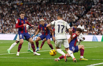 Se pasó de frenada Cancelo en su defensa, y el lateral madridista del día de hoy, le superó con un autopase. Luego, dentro del área, Cubarsí se come un recorte y finalmente es derribado.