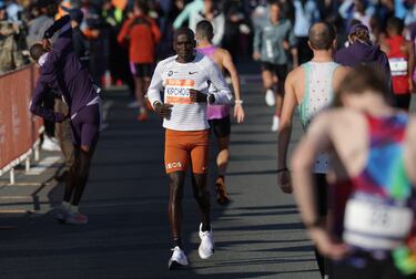 Kipruto gana por... 0.16 en el adiós del ‘Filósofo’, que mira a “la Antártida”