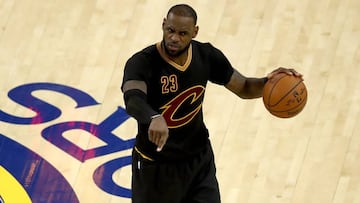 LeBron James, jugador de los Cleveland Cavaliers, durante el Game 2 de las Finales contra Golden State Warriors.