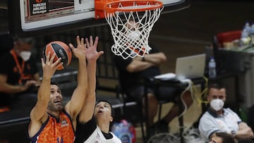 Fernando San Emeterio trata de anotar ante Vladimir Lucic.