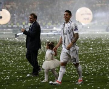  Fin de fiesta en el estadio Santiago Bernabéu con toda la afición.
