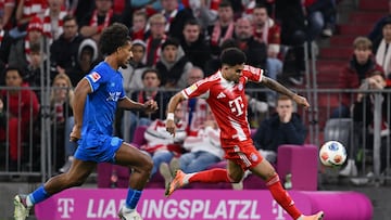 Soccer Football - Bundesliga - Bayern Munich v Bayer Leverkusen - Allianz Arena, Munich, Germany - November 1, 2025 Bayern Munich's Luis Diaz in action with Bayer Leverkusen's Loic Bade REUTERS/Angelika Warmuth DFL REGULATIONS PROHIBIT ANY USE OF PHOTOGRAPHS AS IMAGE SEQUENCES AND/OR QUASI-VIDEO.