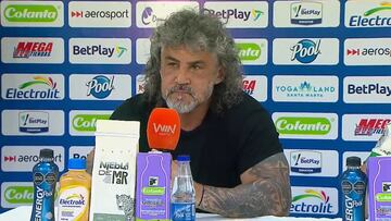 Leonel Álvarez, DT de Bucaramanga, cuestiona el arbitraje tras el empate contra Unión Magdalena.