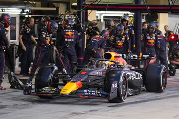 El piloto holandés de Fórmula 1 Max Verstappen de Red Bull Racing durante una parada en boxes  en el Gran Premio de Fórmula Uno de Abu Dhabi en el Circuito Yas Marina de Abu Dhabi.
