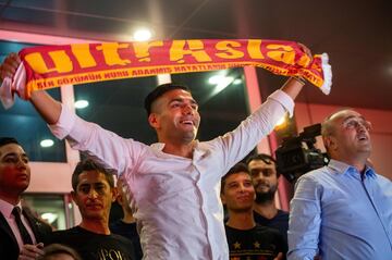 El colombiano llegó el domingo a Estambul y fue recibido por más de 20 mil hinchas en el aeropuerto. El 'Tigre' firmó este lunes su contrato por los próximos tres años con el club y ya luce la camiseta de su nuevo equipo.