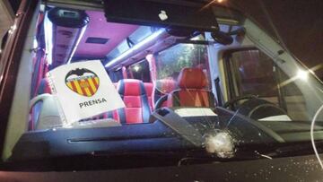 Lanzan una piedra al autobús de la prensa que sigue al Valencia