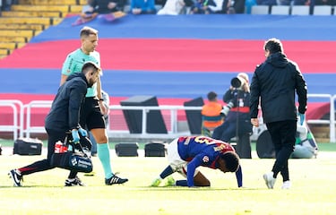 Tras ver el choque, los médicos del Barcelona acudieron a atender al futbolista culé.