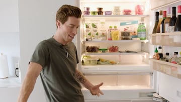 Shaun White hablando mientras enseña su nevera abierta.