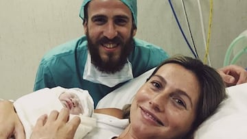El jugador de baloncesto Sergio &quot;El Chacho&quot; Rodr&iacute;guez en el hospital con su mujer, Ana Bernal, y su segunda hija reci&eacute;n nacida, Greta. 
