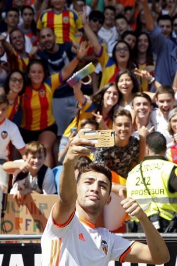 Munir unveiled at La Mestalla: in images