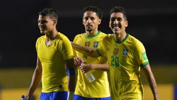 JJPANA7127. SAO PAULO (BRASIL), 13/11/2020.- Los jugadores Thiago Silva (i), Marquinhos (c) y Roberto Firmino de Brasil celebran hoy, al final de un partido de las Eliminatorias Sudamericanas para el Mundial de Catar 2022 entre las selecciones nacionales 