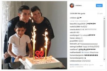 En su Instagram, Ronaldo comparte una mezcla de contenido personal y profesional. Acerca a sus fans a los momentos cotidianos detrás de las cámaras tanto en el campo como fuera de él, compartiendo tanto sus iniciativas empresariales como la relación con su hijo, a través de fotos, videos e Instagram Stories.