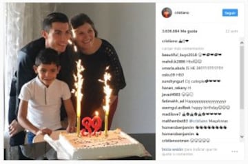 En su Instagram, Ronaldo comparte una mezcla de contenido personal y profesional. Acerca a sus fans a los momentos cotidianos detrás de las cámaras tanto en el campo como fuera de él, compartiendo tanto sus iniciativas empresariales como la relación con su hijo, a través de fotos, videos e Instagram Stories.  