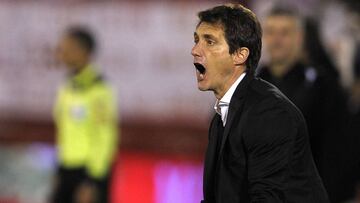 Boca Juniors' coach Guillermo Barros Schelotto (C) gestures during their Argentina First Division football match against Huracan, at Tomas Duco stadium in Buenos Aires, on May 27, 2017. / AFP PHOTO / ALEJANDRO PAGNI