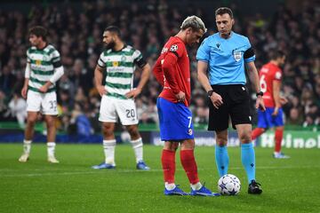 1-1. Antoine Griezmann junto con el árbitro del partido, el alemán Felix Zwayer, momentos antes de lanzar el penalti.