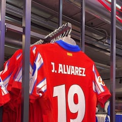 ¿Qué número llevará Julián Alvarez en el Atlético y qué dorsales ha tenido en su carrera?