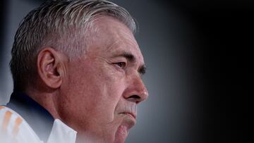 MADRID, 10/05/2025.-El entrenador del Real Madrid Carlo Ancelotti, durante la rueda de prensa previa al entrenamiento de este sábado, preparatorio del clásico que mañana le enfrenta al FC Barcelona.-EFE/ Daniel González