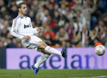 Goleador del Castilla. Durante la campaña 2005-06 compaginó el filial con el Real Madrid. Pese a tener más oportunidades que otros canteranos tuvo que hacer las maletas para jugar en el Osasuna. Sus números le hicieron volver una temporada pero se marchó al termino de la 2007-08 de forma definitiva al Getafe. Ha pasado por Valencia, Tottenham, Villarreal, Fenerbaçe y Granada.