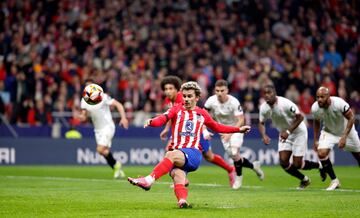 Antoine Griezmann en el momento del impacto su pie de apoyo resbala y manda el balón a las nubes.