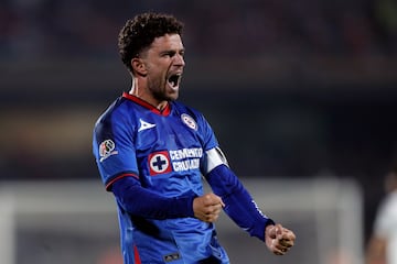 MEX7256. CIUDAD DE MÉXICO (MÉXICO), 09/05/2024.- José Ignacio Rivero de Cruz Azul celebra un gol este jueves durante un juego de ida de los cuartos de final de la Liga MX, entre Cruz Azul y Pumas celebrado en el estadio Olímpico Universitario de la Ciudad de México (México). EFE/Isaac Esquivel
