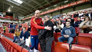 Pepe Reina saluda al padre de Villa en Gij&oacute;n.